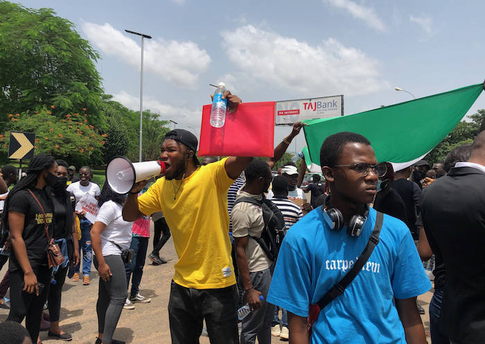 尼日利亚反警察暴力抗议:枪击、疫情、社会危机和青少年身体接触|十大外围足球平台app(图3)